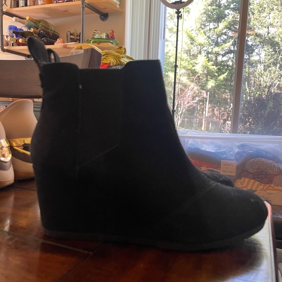 TOMS Black Suede Chelsea Ankle Booties with Wedge Heel, size 9 - Picture 2 of 5